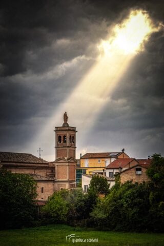 Un raggio di sole sulla chiesa | Gianluca Storani